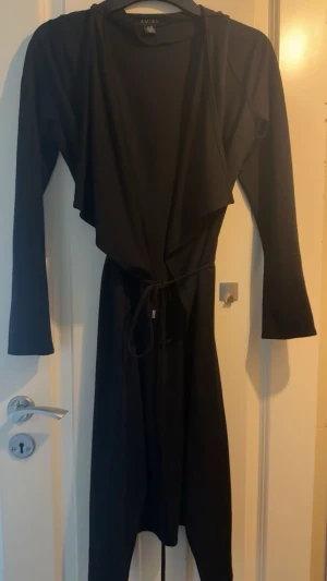 Svart lång tunn kappa  - Svart tunn kappa från newyorker med långa ärmar och knytskärp i midjan. 