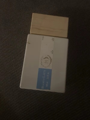 Bianco latte  - Bra för dig som inte vill köpa en 100 ml direkt. Uppskattar att det är lite mindre än hälften kvar i flaskan. 