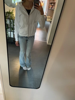 Vit zip hoodie - Vit zip hoodie från HM. Knappt använd, ser ny ut. 