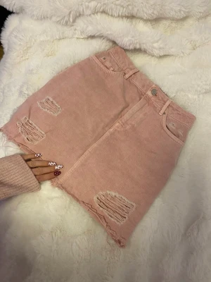Jeans kjol  - Säljer en rosa jeans kjol från H&M i storlek 34 (xs) mycket bra skick! 50kr + frakt! 