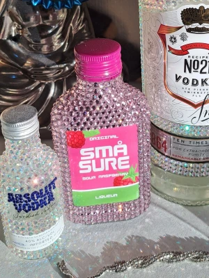 Dekorerad flaska - Små Sure Sour Raspberry-flaska täckt med glittrande rosa strass-stenar/ gemstones / kristaller. Handgjord av mig o superfin att ha som prydnad! Alla bilder är mina, kommer såklart tom.