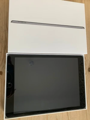 Apple iPad 9th 64GB - iPad 9th 64GB WiFi Batterihälsa: 89% Monterat glasskydd Originalkartong, utan laddare  Utloggad iCloud och nollställd