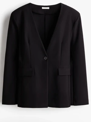 Svart klassisk figursydd kavaj  - Stilren svart figursydd kavaj med djup V-ringning och en knapp framtill. Helt ny men säljer då jag var för snabb med att ta av prislappen 