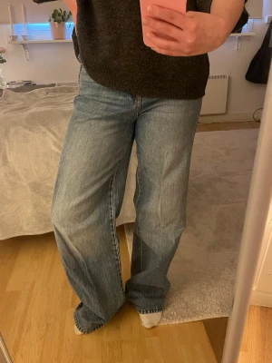Baggy Jeans - Säljer ett par blå baggy jeans från Stradivarius. Har inte lyckats hitta vilken modell det är exakt tyvärr. Dessa är i storlek 32, och för mig som brukar ha 34/36 blir dessa lite ”små” och mer som en highwaist wide modell än baggy. Lite slitna längst ner (se bild)