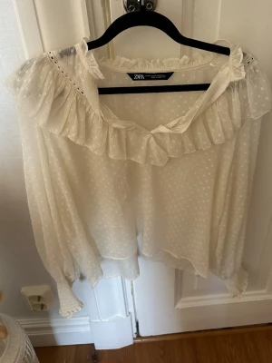 Vit blus från Zara  - Säljer denna då jag inte använder den längre. Köpte för längesedan 