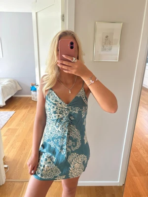 Sommar klänning - Så fin klänning med unikt mönster🤩 från zara, turkos