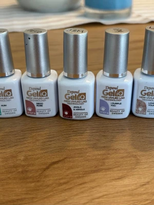 Depend GeliQ nagellack 9 färger - Säljer 9 stycken Depend gel IQ nagellack. Alla är oanvända, ”YOGA” och ”DECO ROSÉ” är öppnade. Flaskorna är vita med silverfärgade lock och etiketter som visar färgnamn. Perfekt för dig som gillar gelélack och vill ha variation. 45 kr styck, allting tillsammans för 370 kr ☺️