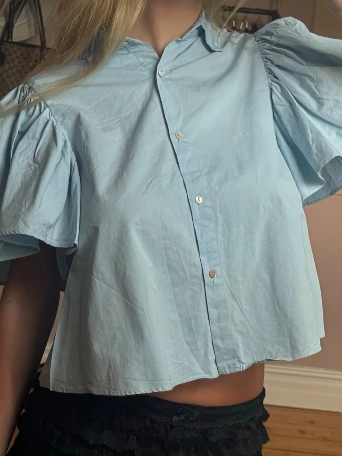 Ljusblå blus med puffärm