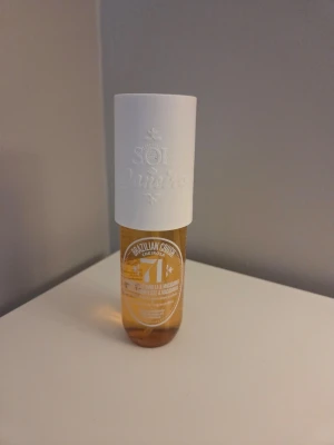 Sol de Janeiro Brazilian Crush 71 - Sol de Janeiro Brazilian Crush Cheirosa 71 är en kroppsmist med doft av karamelliserad vanilj och makadamianöt. Använd några gånger, återstår ca 80 ml i flaskan.