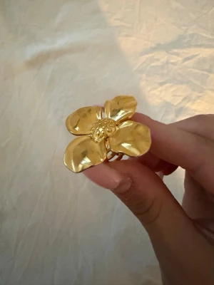 Guld blom ring  - Guldig blom ring. Justerbar storlek!