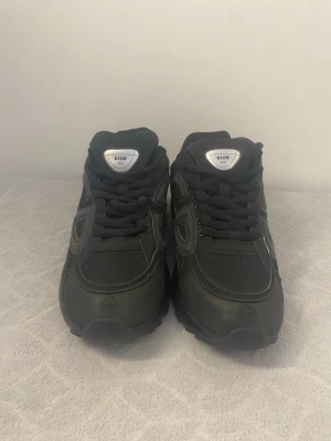 Svarta  B30 sneakers - Snygga svarta  B30 sneakers med mesh och läderdetaljer. Skorna har en sportig design med tydlig cd -logga på plösen och sidorna. Klassiska svarta skosnören och robust sula ger en modern och clean look.