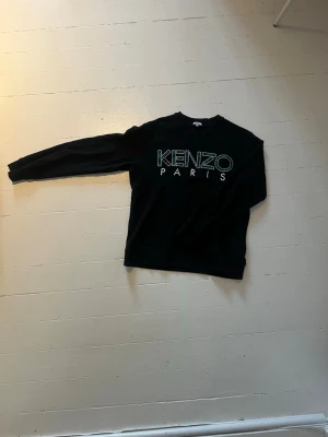 Kenzo sweatshirt - Svart crewneck från Kenzo med tryck på bröstet. Storlek S fint skick. 