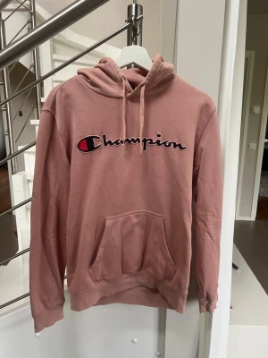 Champion Hoodie - Säljer min rosa Champion hoodie då jag har växt ur den. 