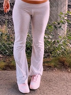 Grå Yogabyxor - Snygga vita mjukisbyxor med utsvängda ben och hög midja. Perfekta för en avslappnad och trendig look. Mjukt och stretchigt material som sitter skönt hela dagen.