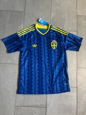 Sverige Vm tröja - Säljer denna tröja som är perfekt att bära nu till VM! den är aldrig använd - skick 10/10 - Storlek M - Hör av dig vid minsta fundering!