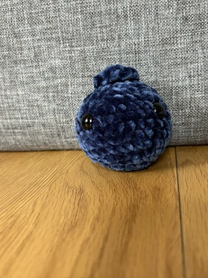 Virkat blåbär - Virkad i fluffigt garn, Polyesterfyllning, säkerhetsögon (rekommenderas ej för barn under tre år) 🧶