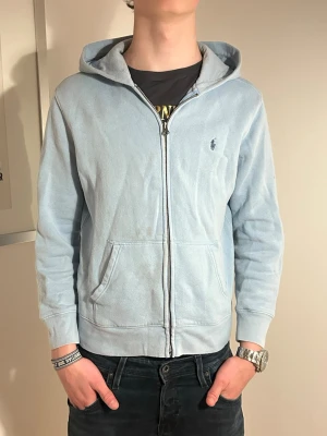 Polo Ralph Laouren - Säljer nu min svin snygga Ralph Laouren zip hoodie i storlek xxs/14-15. Tyvärr har den fått några fläckar som säkert går bort om man använder vanish. Men annars sitter den riktigt bra.👍 
