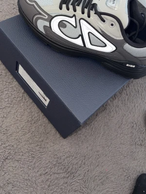 Dior grå och svarta sneakers - Snygga Dior b30s i grått och svart aldrig använda pris kan diskuteras.