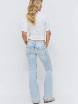 Ljusblå bootcut jeans med dubbla knappar - Säljer ett par ljusblå bootcut jeans med dubbla knappar i midjan och fräcka framfickor. Jeansen har en snygg tvätt och utsvängda ben, perfekta för en trendig look. Materialet är klassisk denim. Ifrån Gina Young 14+, jätte bra skick
