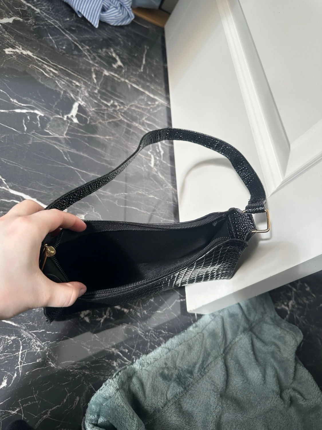 Svart axelväska med krokopräglat mönster - 2