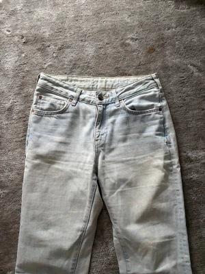Ljusblå bootcut jeans - Snygga ljusblåa lågmidjade jeans, tyvärr för småa för mig. Midja = 24 Längs = 32