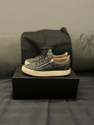 Svarta Crocodile Giuseppe Zanotti skor - Säljer nu dessa unika svarta skor från giuseppe zanotti. | De är använde och det finns tecken på användning som syns på bilderna. Men de fungerar fint att använda och de tecken som tyder på att de är använda påverkar inte användningen av dem. | Det ingår skolåda och en damm påse utöver skorna. | Tveka inte på att höra dig om du har några frågor eller om det önskas flera bilder.