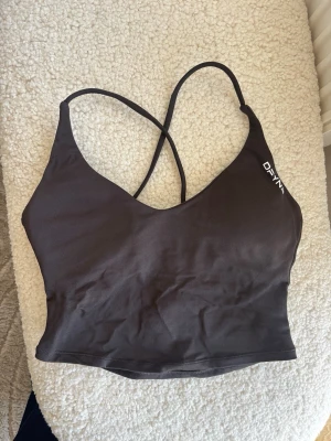 Dfyne dynamic strappy top - Dfyne dynamic strappy top, i färgen coco! 