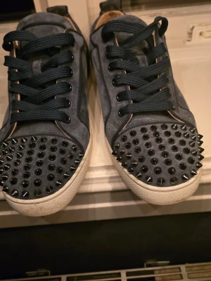 Louboutin skor blå - Ett par loubs i väldigt sällsynt färg, skicket är bra skriv för mer info, storlek 40 men passar mer som 41, kan gå ner i pris vid snabb affär😁