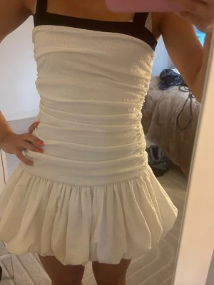 Zara klänning - Säljer nu min Zara klänning som e perfekt till sommaren. Älskar denna då den e sån fin o skön att ha på!!