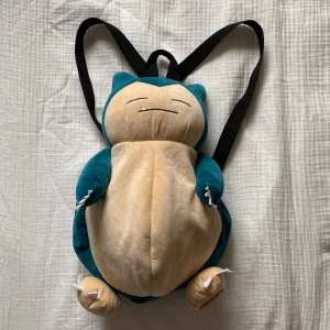 Snorlax ryggsäck - Den är ca 40cm lång och är väldigt rymlig🫶🏻