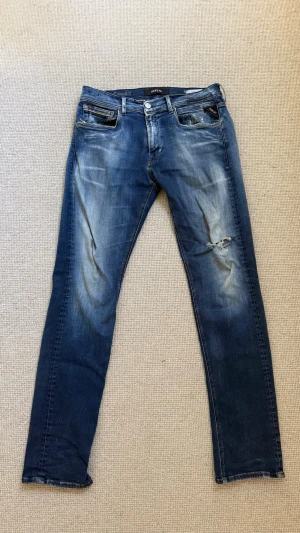 Replay Slim Jeans  - Säljer ett par blå jeans från Replay i modellen Grover. Jeansen har skinny fit, slitningar och hål på ena benet samt snygga tvättade detaljer. Byxorna sitter inte helt slim på dig men det är fortfarande snygga och passar många outfits, Skriv ifall du har några frågor!👌🏻