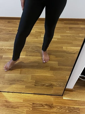 2 pairs of leggings - Bundle of two pairs of black leggings by Clinicep. Comfortable and versatile basics that work well for everyday wear, workouts or casual outfits. Details: • Two pairs included • Sott stretch fabric • Classic black colour • Easy to style with T-shirts, hoodies or knitwear Size: XS / EU 34 Condition: Very good Perfect basic pieces for everyday use.