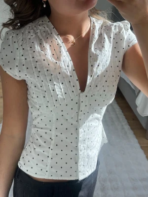 Vit prickig blus med v-ringning - Supersöt prickig blus med en tajt passform. Aldrig använd!💖
