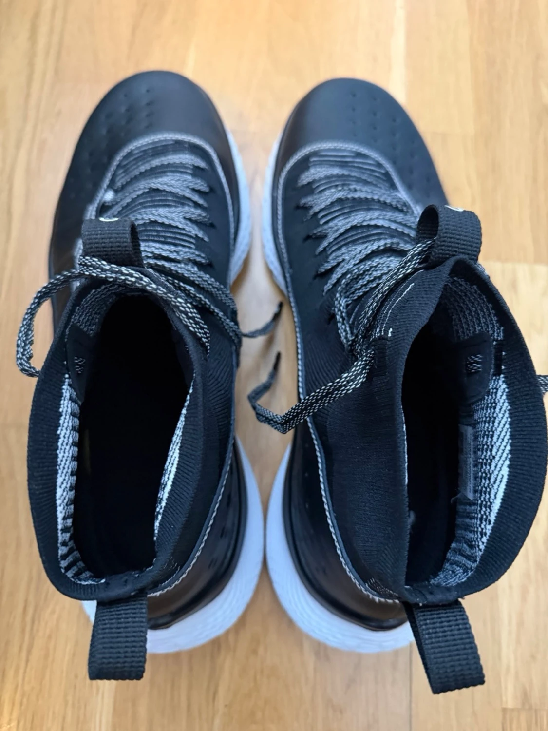 Svarta högskaftade sneakers från Under Armour  - 1