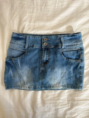 Blå jeanskjol - Jättefin jeanskjol, perfekt nu till sommaren💕
