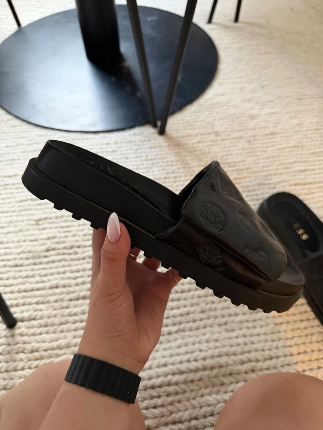 Svarta sandaler från GUESS - 1