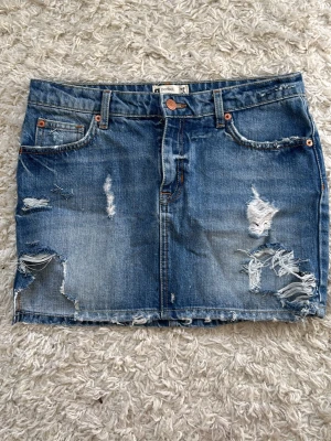 Jeanskjol  - Jeanskjol från Gina Tricot midjemått 38 cm rakt över💗