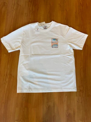 Vit t-shirt från Casablanca - Vit t-shirt från Casablanca, Storlek XXL/XL. Aldrig använda och bra och färgglada till sommaren.