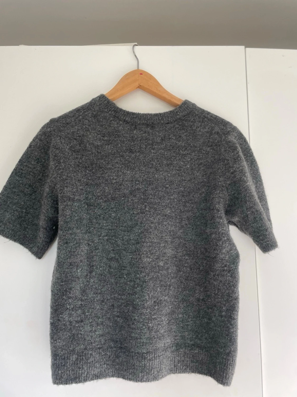 Grå stickad t-shirt i ullmix - 1