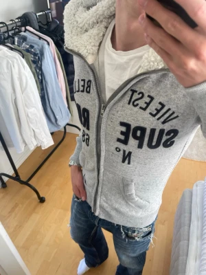 Fodrad vintage 2000s Superdry zip hoodie (sällsynt) - Säljer nu denna sjukt snygga fodrade Vintage 2000s SuperDry zip hoodie! Passar till allt och har en perfekt passform. Säljs ej längre i butik och är därav mycket eftertraktad😊 passar S perfekt ! Skriv vid funderingar 🤝