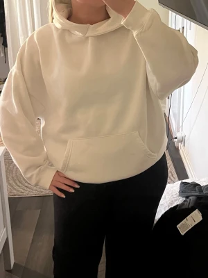 Vit oversized hoodie med ficka - Säljer en vit oversized hoodie med stor magficka och huva. Hoodien har en avslappnad passform och ribbade muddar vid ärmarna. Super mjuk och mysig💗