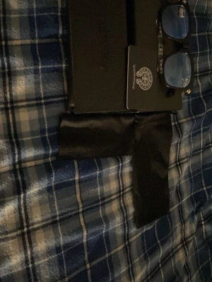 Chrome Hearts solglasögon - Säljer ett par svarta solglasögon från Chrome Hearts. Glaset har ingen styrka. Den är helt ny knappast använd och den kommer med alla tillbehör. Det går att duskutera om priset så länge det är ett bra pris.