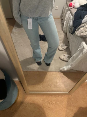 Ljusblå raka jeans - Säljer ett par raka jättesnygga jeans helt nya aldrig använda. Slutsålda i nästan alla storlekar på hemsidan. Det är storlek 38 men skulle mer säga att de passar en 36