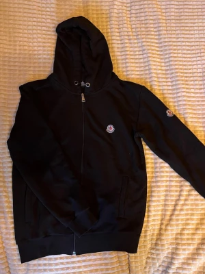 Moncler tröja  - Moncler hoddie, i storlek S, säljer den då jag inte vill ha den längre, mått kan skickas om så önskas:)