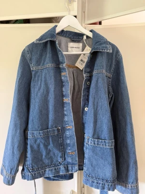 Helt ny och oanvänd jeansjacka från Carin Wester - Snygg jeansjacka från Carin Wester. Helt ny och oanvänd med prislapp kvar. 