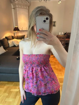 2-in-1 off shoulder top/skirt ✨ - Supersöt topp som passar bra även som kjol. Perfekt till sommaren. Toppen är stylad tillsammans med linnebyxorna i min profil✨ Den är stretchig så funkar både till S och liten M. 