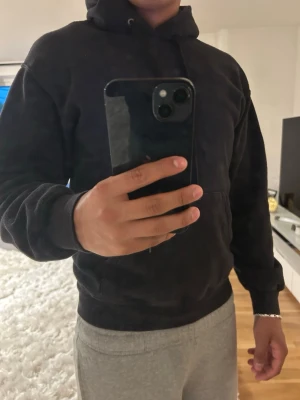 Hoodie  - Säljer en helt vanlig svart hoodie med långa snören jag tycker den är väldigt snygg och clean men säljer då den e väldigt liten på mig nu men tycker om den väldigt mycket 