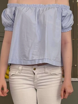 Supersöt ljusblå off-shoulder topp💕💕💕 - Säljer denna supersöt ljusblåa off-shoulder topp ifrån H&M. Skriv vid frågor / fler bilder osv osv💕💕