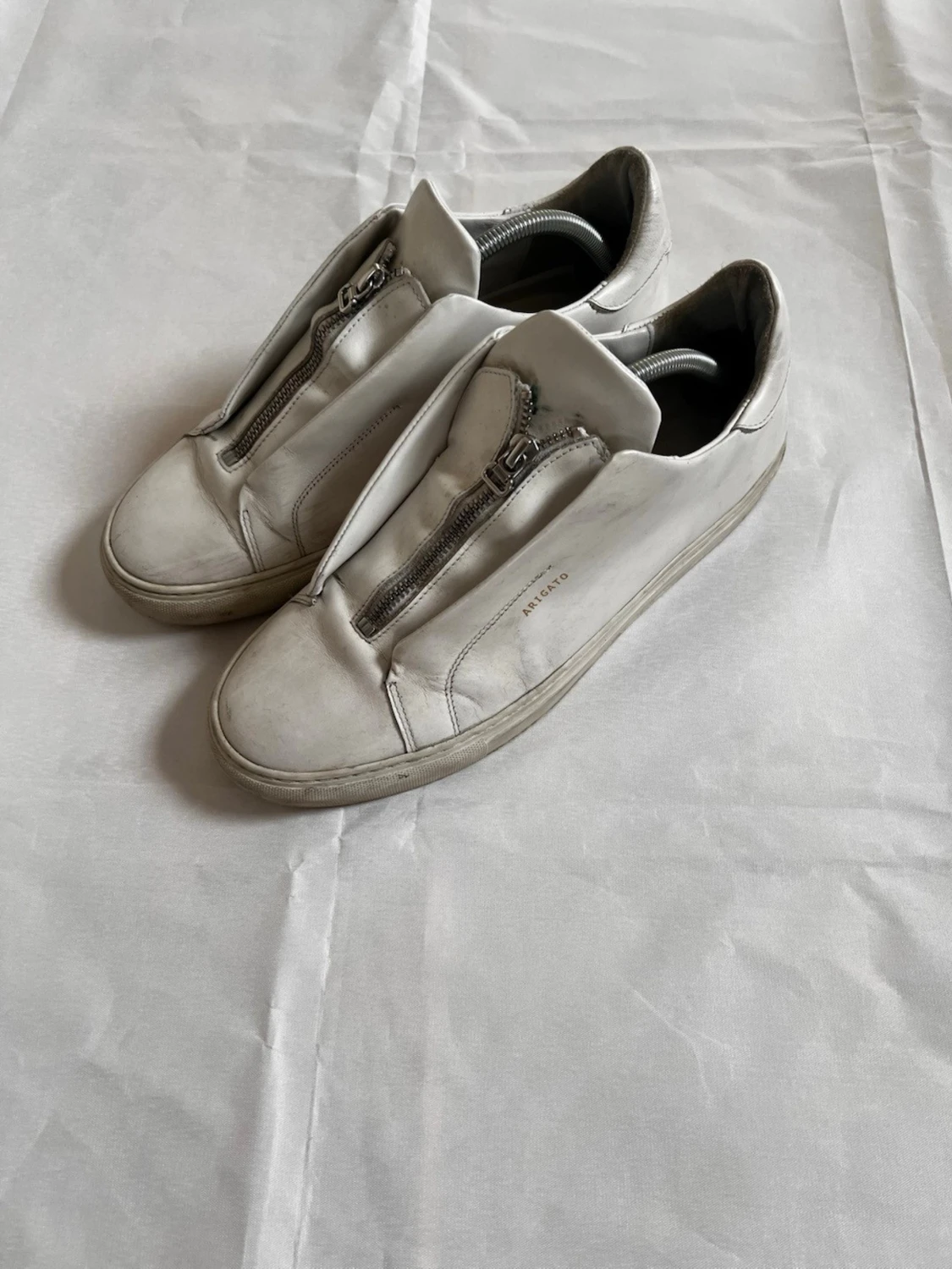 Vita arigato sneakers med dragkedja