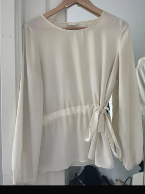 Vit blus  - Fin blus med knyte 